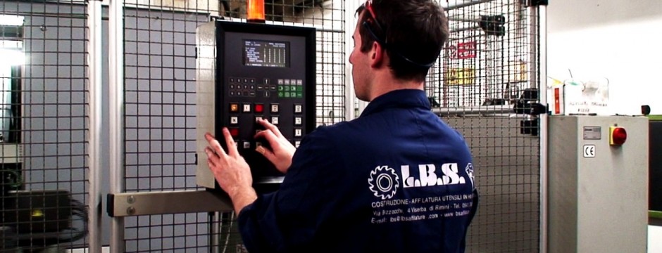 Operatore L.B.S. al pannello di controllo del centro di affilatura CNC