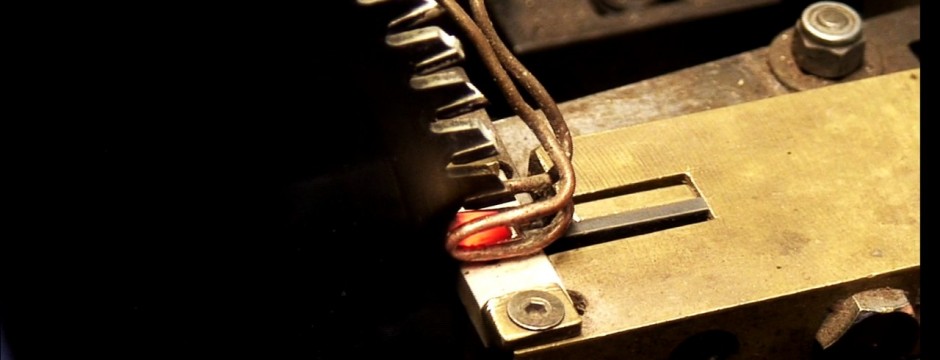 Saldatura di un dente in metallo duro su una lama circolare